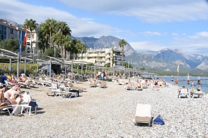 Kasım ayının ortasında turistler denize girmeye devam ediyor!