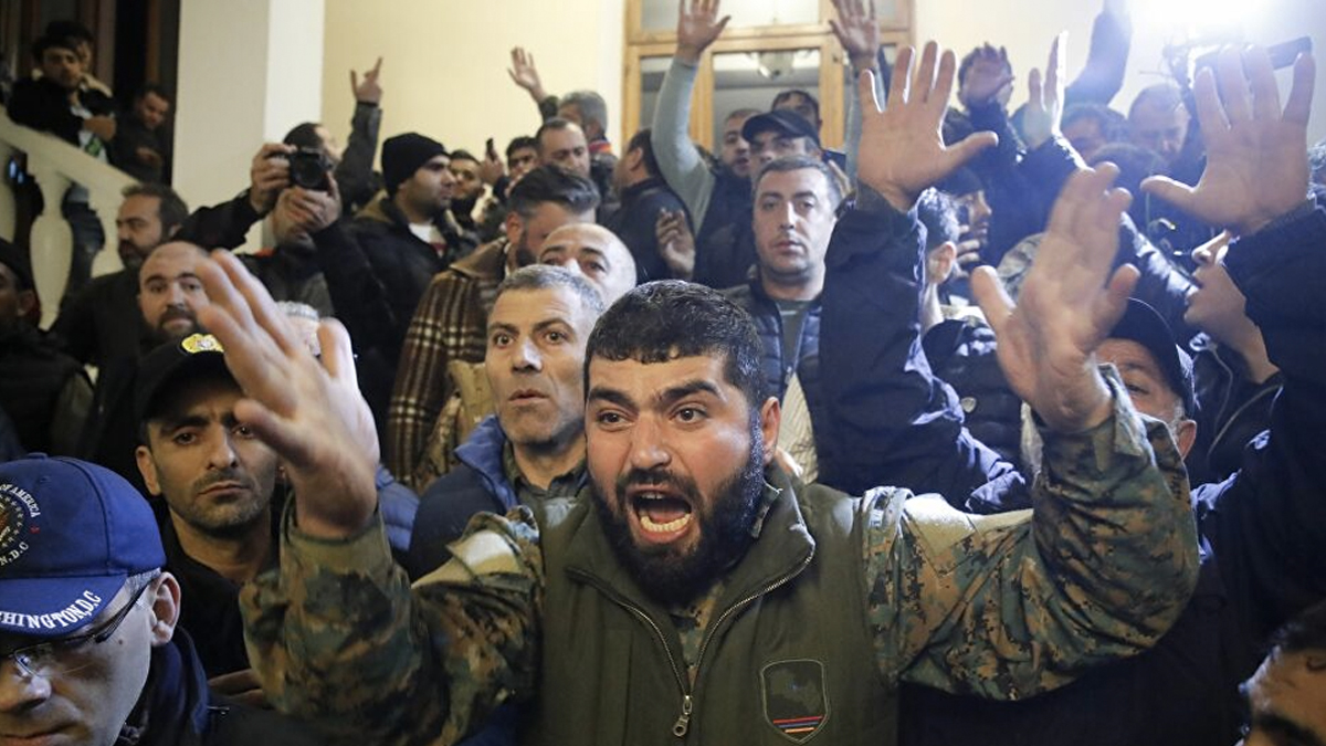 Peru Devlet Başkanı Vizcarra görevden alınınca sokaklar savaş alanına döndü