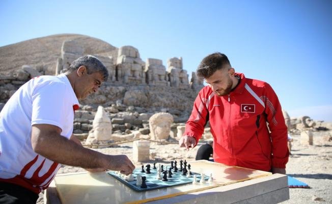 2 bin 134 metre yükseklikte satranç oynadılar