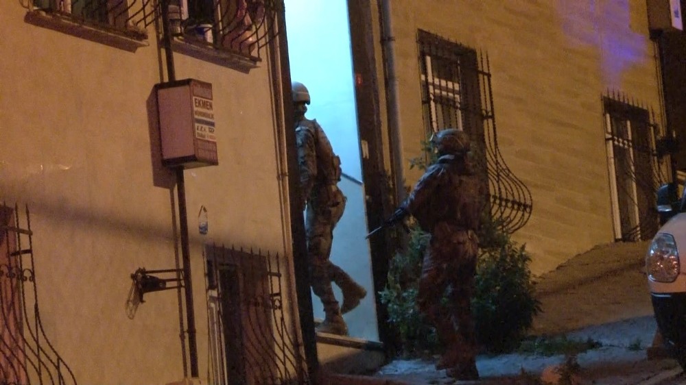 Esenyurt’ta düzenlenen operasyonunda polise ateş eden şahıslar tutuklandı