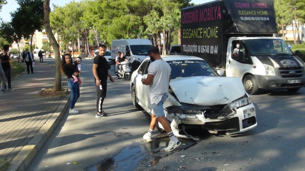 Kaza yapan otomobile bakmak için aniden duran sürücü, yeni bir kazaya sebep oldu