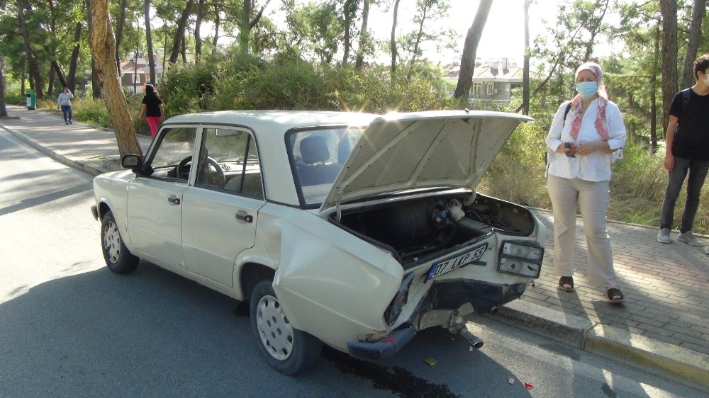 Kaza yapan otomobile bakmak için aniden duran sürücü, yeni bir kazaya sebep oldu