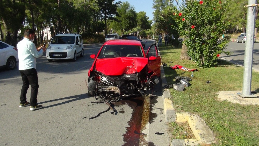 Kaza yapan otomobile bakmak için aniden duran sürücü, yeni bir kazaya sebep oldu