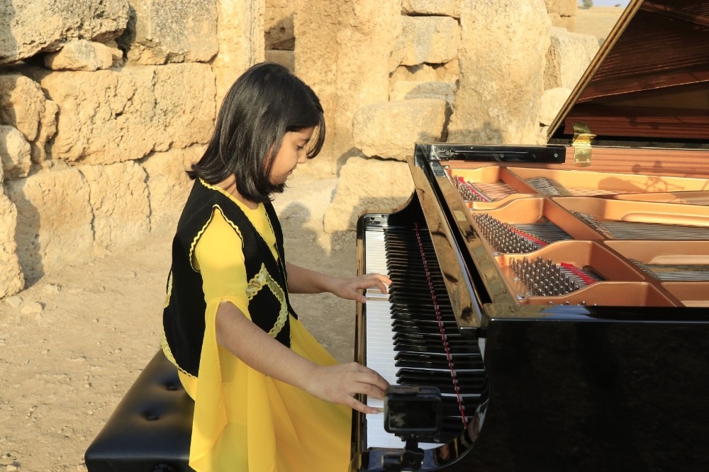 Tarihi Zerzevan Kalesinde farklı dillerde şarkılar söylendi