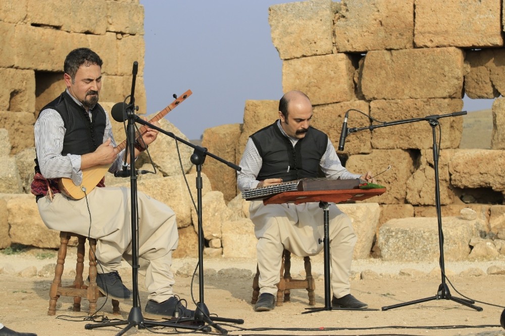 Tarihi Zerzevan Kalesinde farklı dillerde şarkılar söylendi