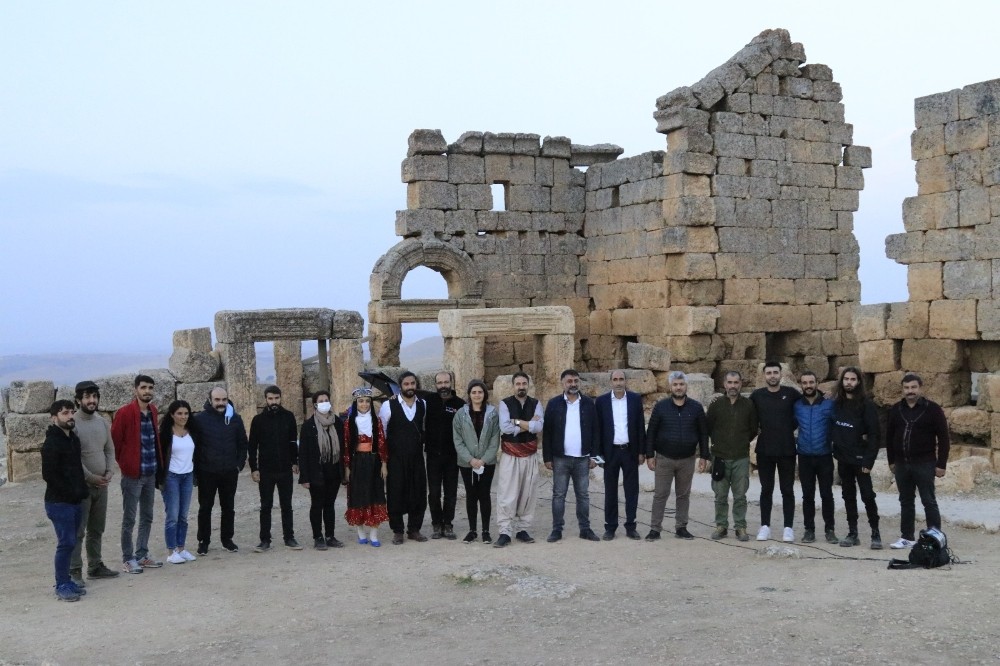 Tarihi Zerzevan Kalesinde farklı dillerde şarkılar söylendi