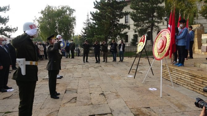 Sivas’ta hayat Ataya saygı için böyle durdu