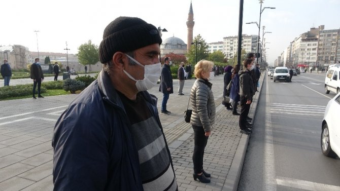 Sivas’ta hayat Ataya saygı için böyle durdu