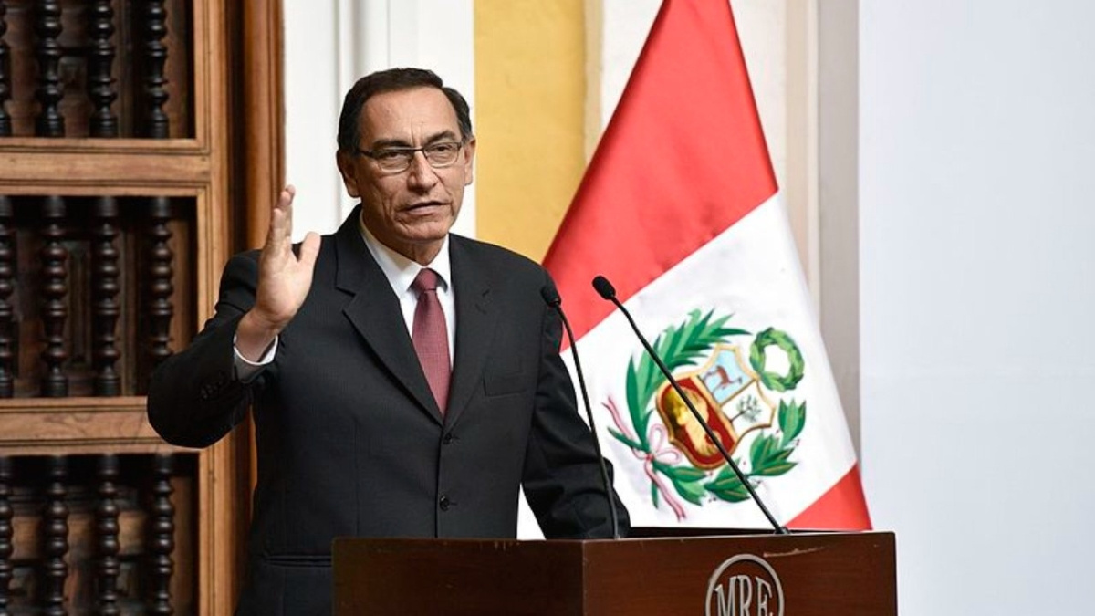 Peru Devlet Başkanı Vizcarra görevden alınınca sokaklar savaş alanına döndü
