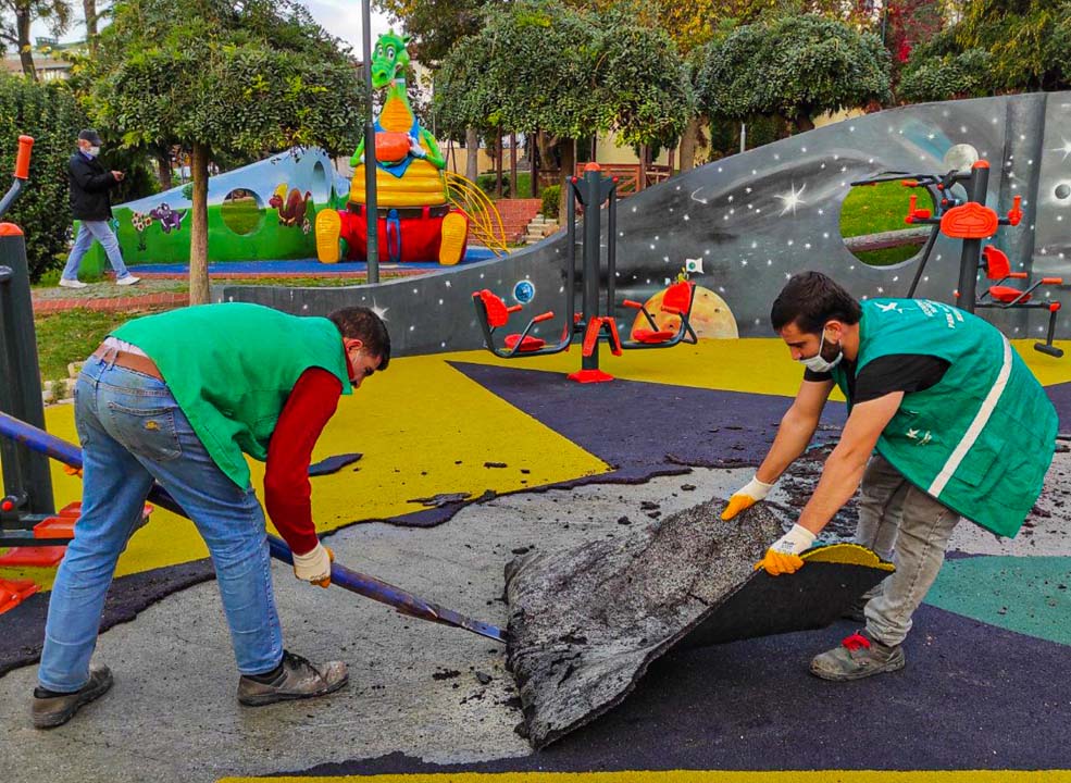 Tepkiler çığ gibi! CHP'li Küçükçekmece Belediyesi, terör örgütü paçavrasını çocuk parkına resmetti!