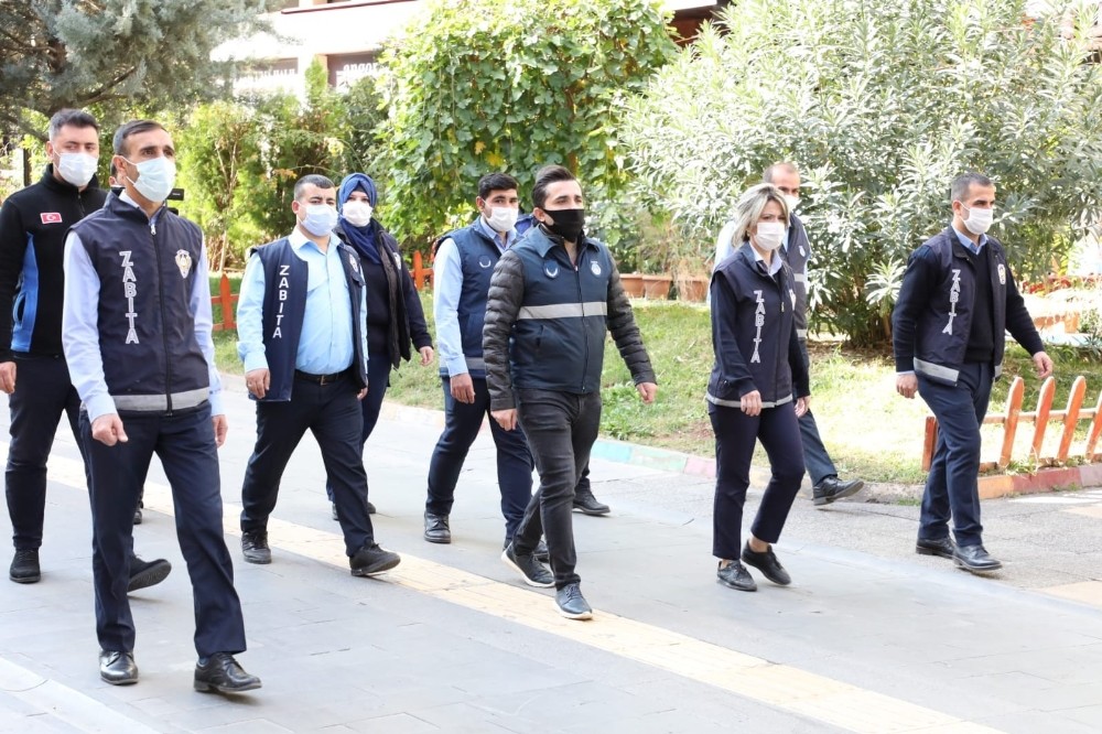 İkaz edilmesine rağmen sigarayı elinden bırakmayan şahsa ceza kesildi