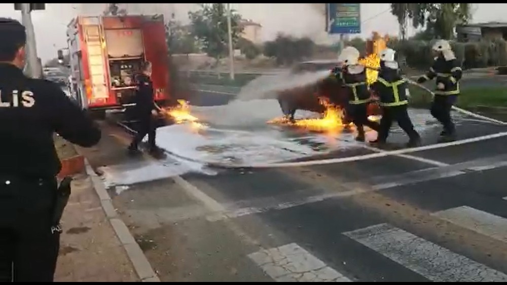 Yangına müdahale eden itfaiye ekipleri facianın eşiğinden döndü