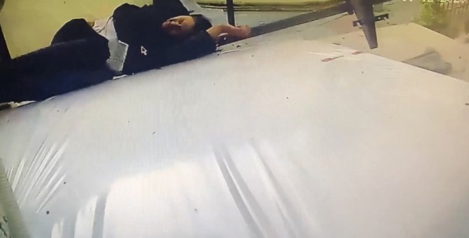 3. kattan aşağıya düşen kadını sünger kurtardı! Olay güvenlik kamerasına yansıdı