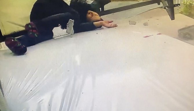 3. kattan aşağıya düşen kadını sünger kurtardı! Olay güvenlik kamerasına yansıdı