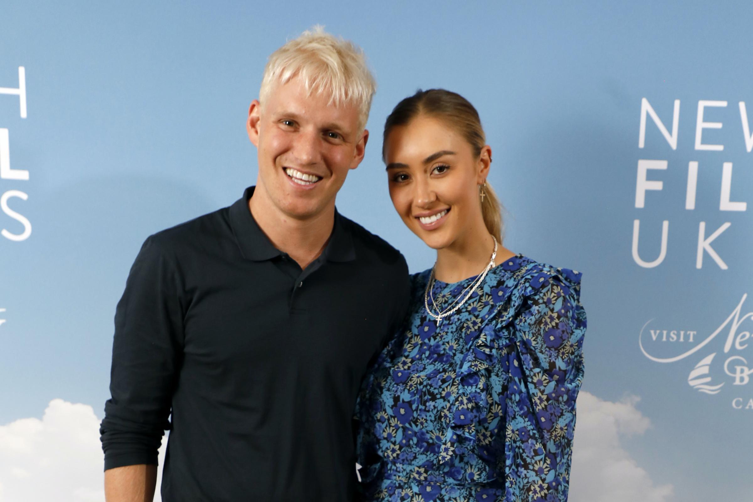 Sophie Habboo'nun sevgilisi canlı yayında çırılçıplak yakalandı!