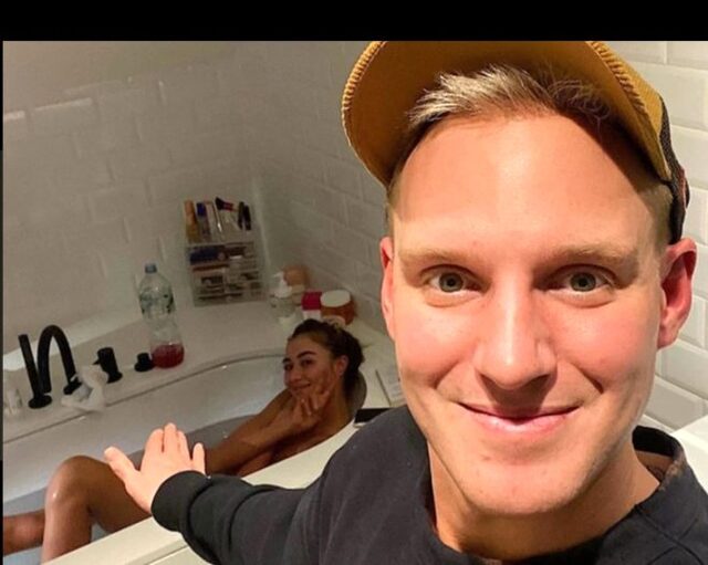 Sophie Habboo'nun sevgilisi canlı yayında çırılçıplak yakalandı!