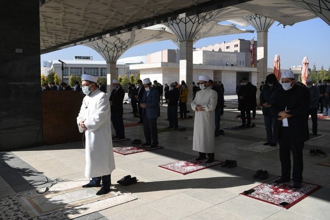 Ahmet Hamdi Akseki Camii’nde hutbe irad etti