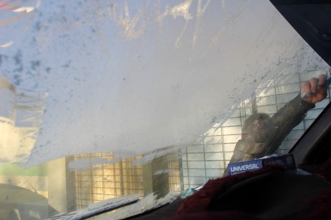 Erzincan’da hava sıcakları sıfır altına düştü, arabaların camları buz tuttu