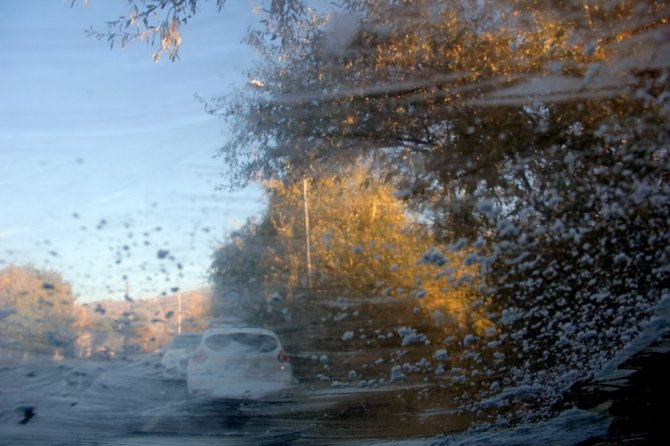Erzincan’da hava sıcakları sıfır altına düştü, arabaların camları buz tuttu