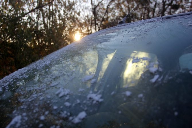 Erzincan’da hava sıcakları sıfır altına düştü, arabaların camları buz tuttu