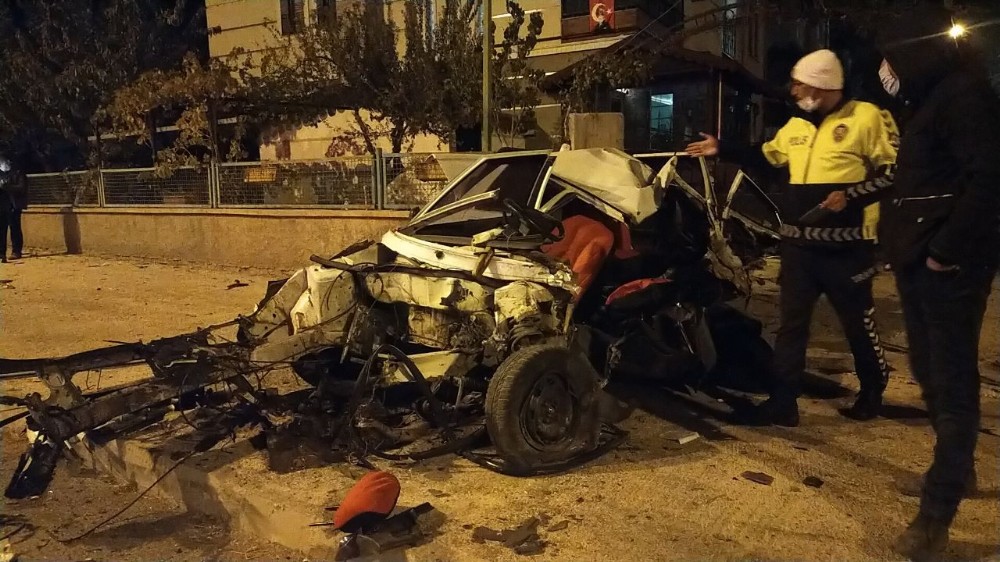 Kediye çarpmamak için önce konteynera sonra direğe çarptı