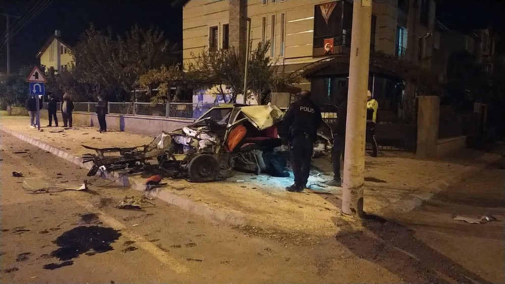 Kediye çarpmamak için önce konteynera sonra direğe çarptı