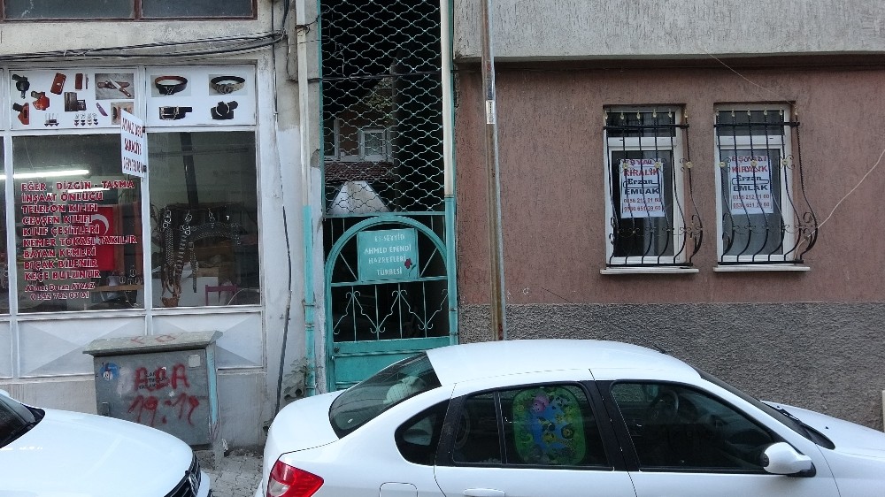 İki apartmanın arasında kalan sahipsiz mezarlık ilgi odağı oldu