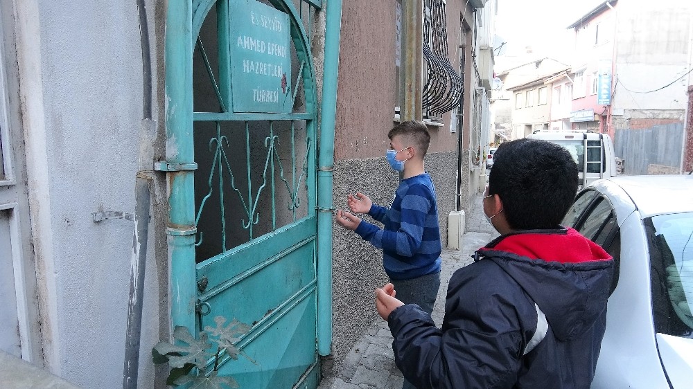 İki apartmanın arasında kalan sahipsiz mezarlık ilgi odağı oldu