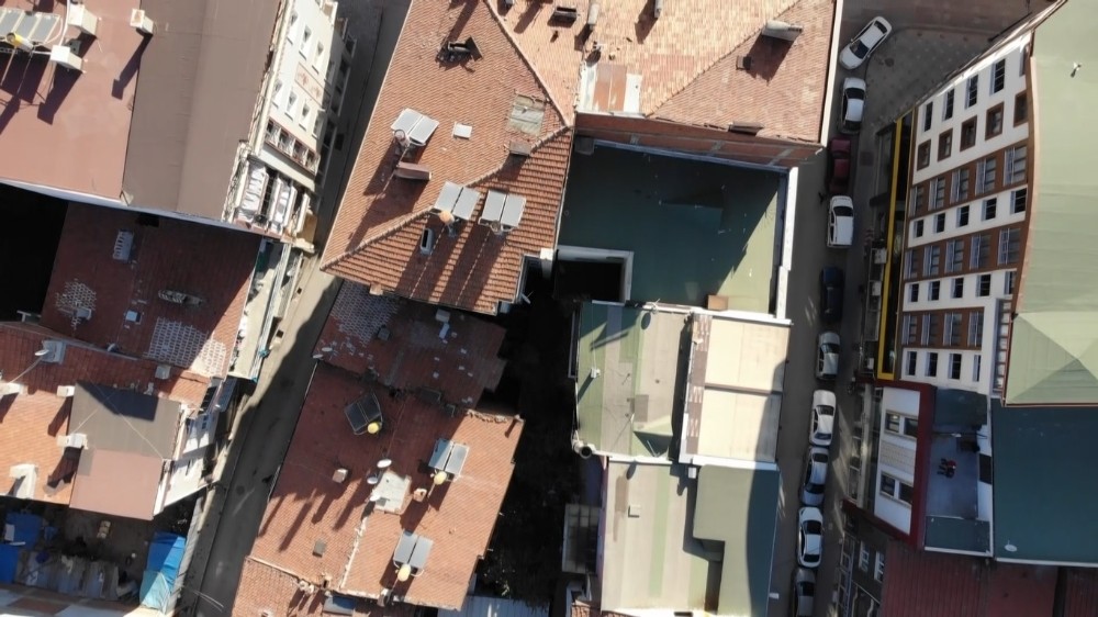 İki apartmanın arasında kalan sahipsiz mezarlık ilgi odağı oldu