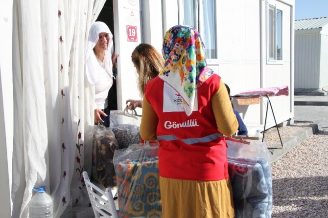 Kızılay’dan konteyner kentlerde kalan depremzedelere battaniye desteği