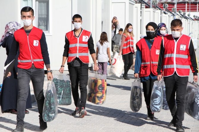 Kızılay’dan konteyner kentlerde kalan depremzedelere battaniye desteği