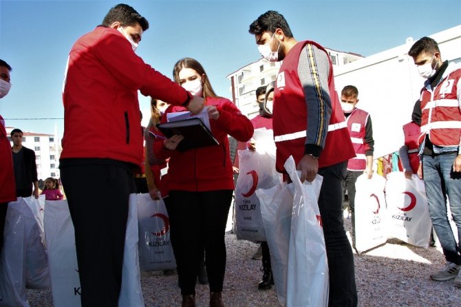 Kızılay’dan konteyner kentlerde kalan depremzedelere battaniye desteği