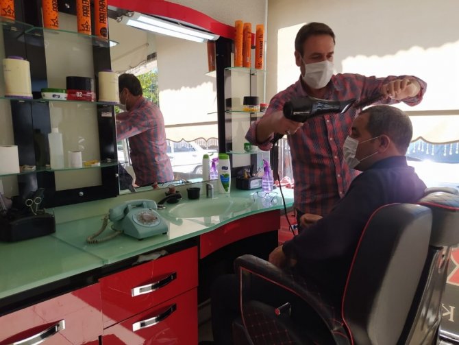 Kuaför dükkanını adeta küçük bir müzeye dönüştürdü