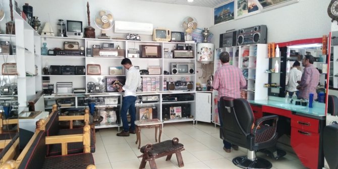 Kuaför dükkanını adeta küçük bir müzeye dönüştürdü