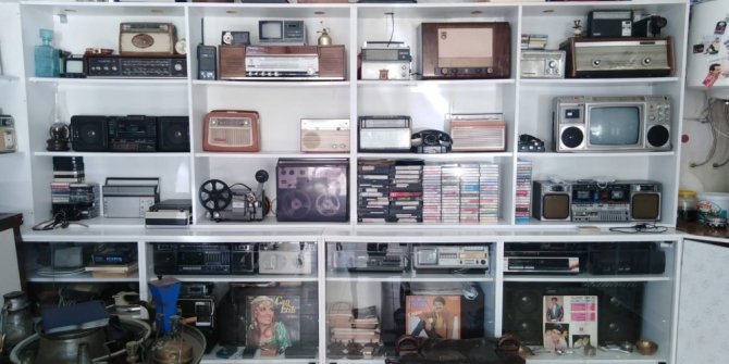 Kuaför dükkanını adeta küçük bir müzeye dönüştürdü