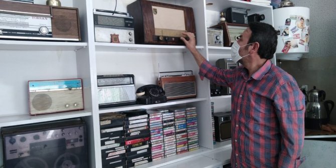 Kuaför dükkanını adeta küçük bir müzeye dönüştürdü