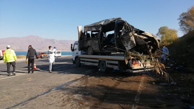 Van'da minibüs takla attı: 2 ölü, 29 yaralı