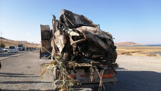 Van'da minibüs takla attı: 2 ölü, 29 yaralı