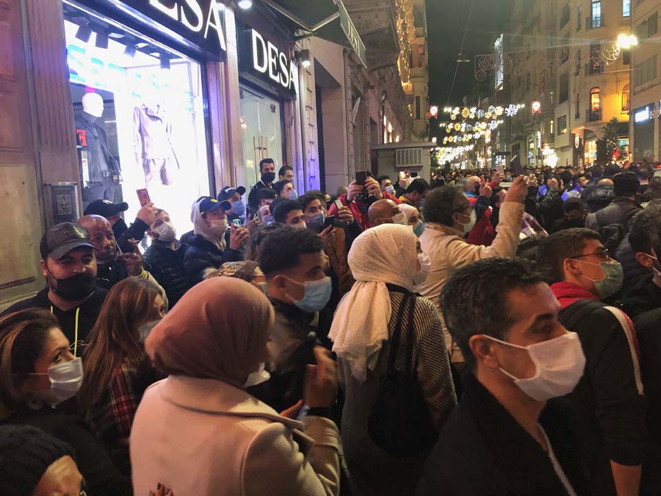 İstiklal Caddesi'nde korku dolu anlar! Jiletle kendine zarar vererek intihara kalkıştı