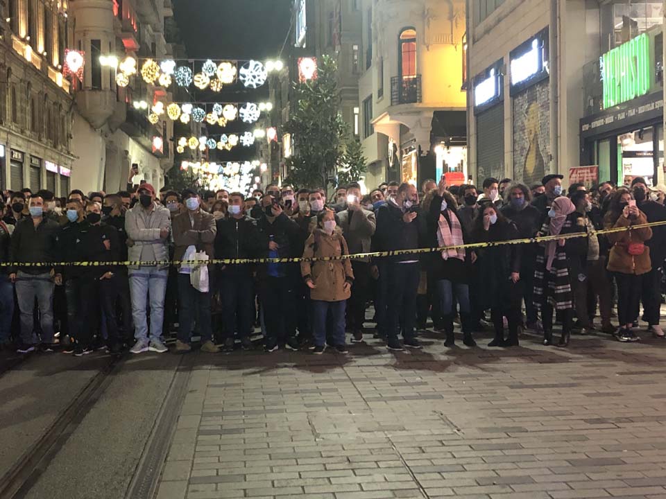 İstiklal Caddesi'nde korku dolu anlar! Jiletle kendine zarar vererek intihara kalkıştı