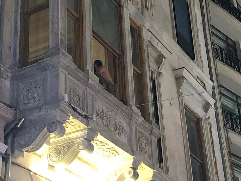 İstiklal Caddesi'nde korku dolu anlar! Jiletle kendine zarar vererek intihara kalkıştı