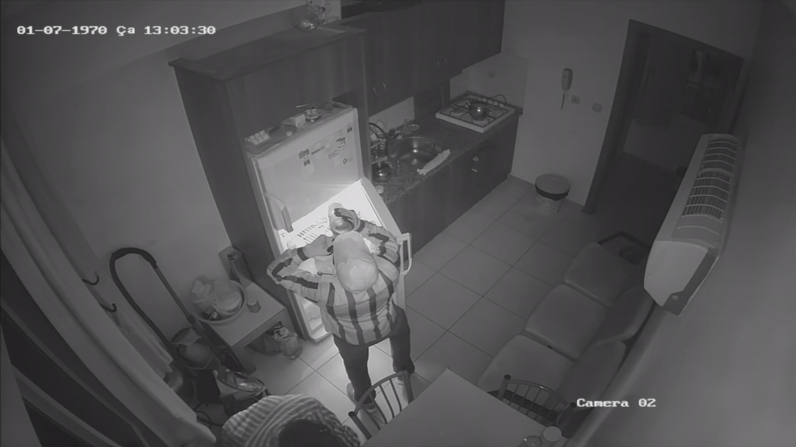 Adana'da şaşırtan hırsızlık! Soyduğu evde su içtiği şişeyi doldurup yerine koydu