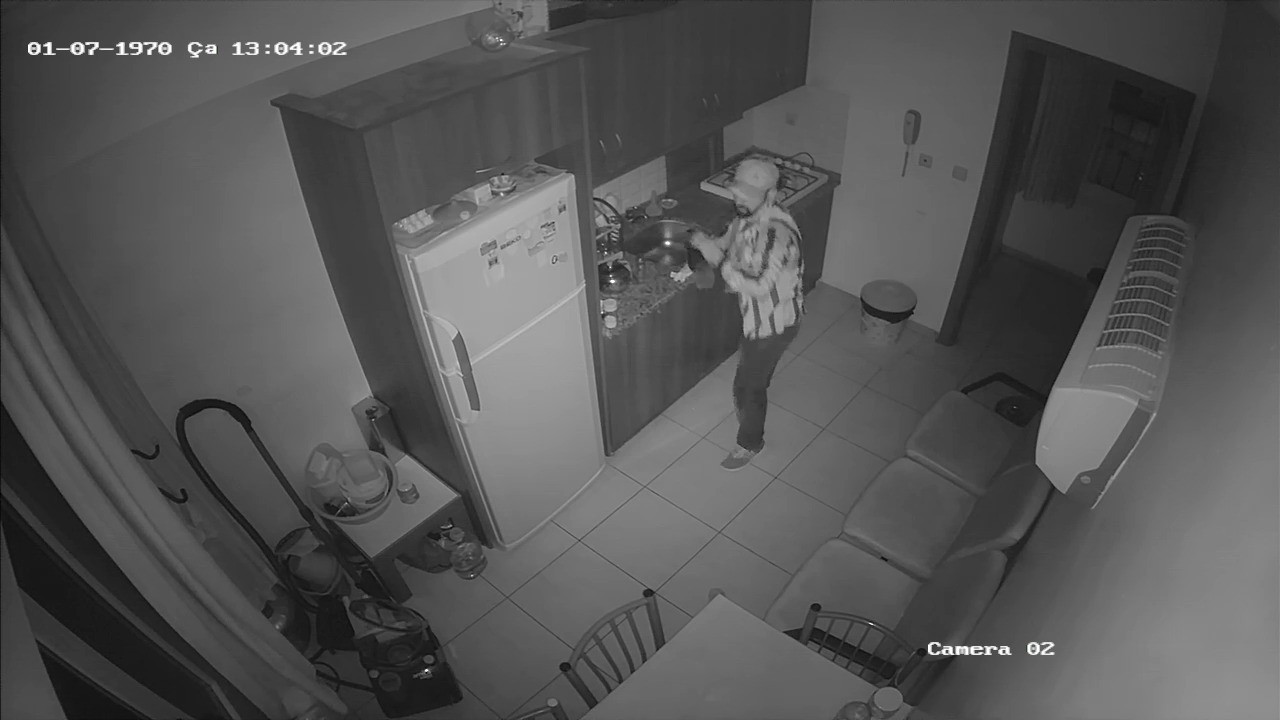 Adana'da şaşırtan hırsızlık! Soyduğu evde su içtiği şişeyi doldurup yerine koydu