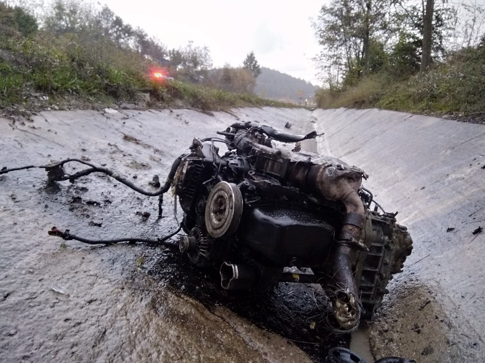 Minibüsle çarpışan aracın motoru fırladı!