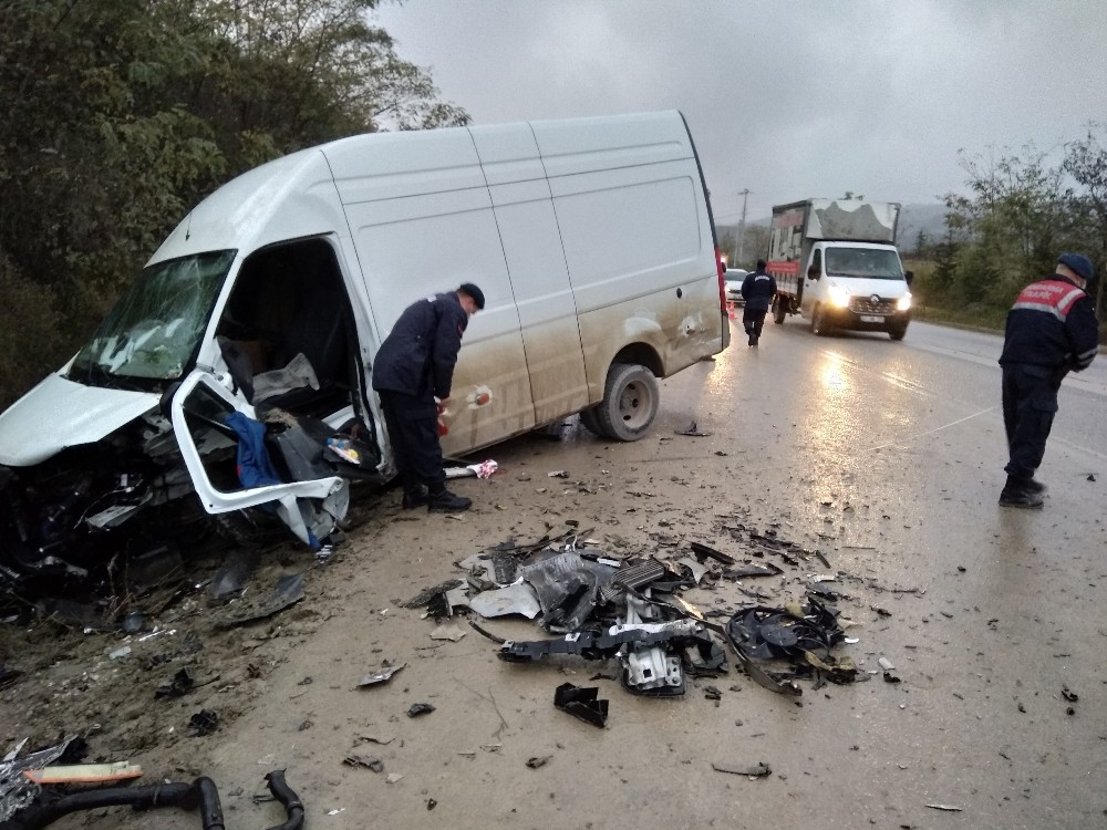 Minibüsle çarpışan aracın motoru fırladı!