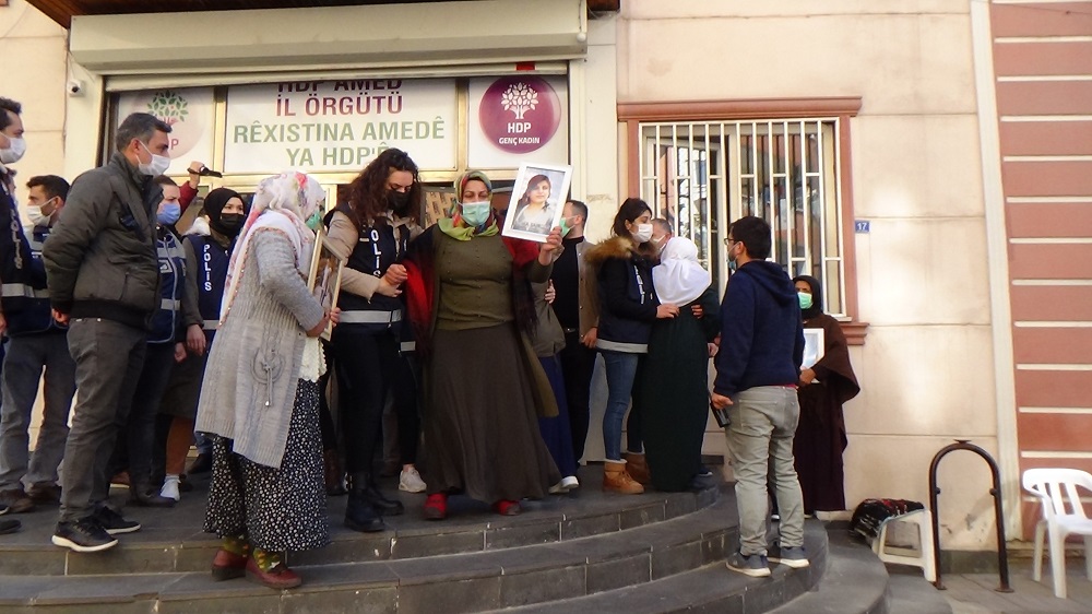 HDP'lilerle evlat nöbetindeki aileler tartıştı! Polis Diyarbakır annelerini sakinleştirdi