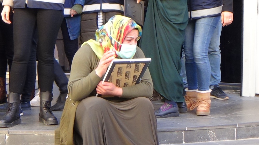 HDP'lilerle evlat nöbetindeki aileler tartıştı! Polis Diyarbakır annelerini sakinleştirdi