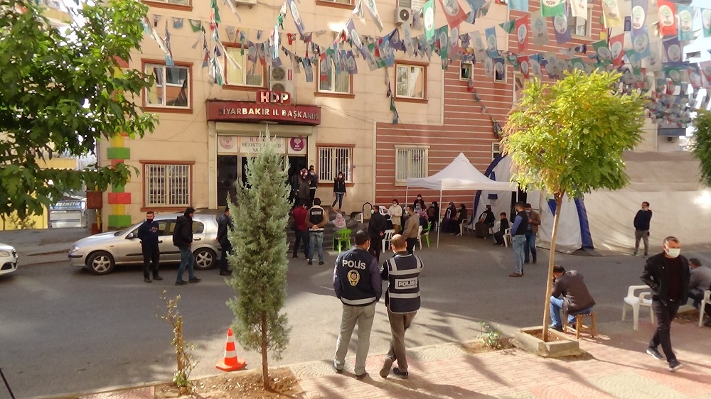 HDP'lilerle evlat nöbetindeki aileler tartıştı! Polis Diyarbakır annelerini sakinleştirdi