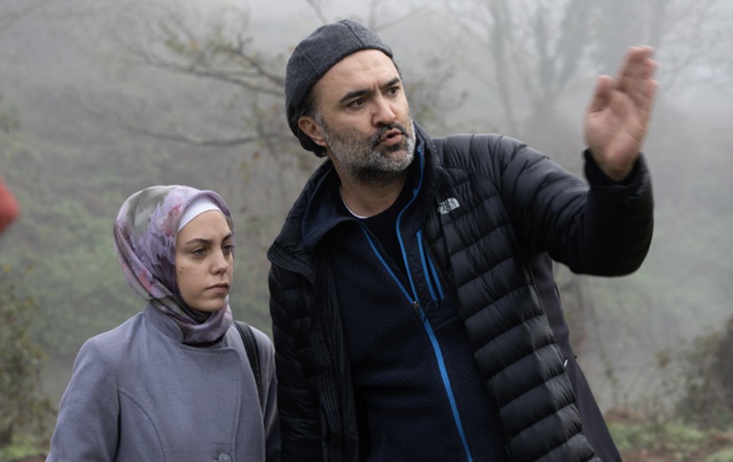 Netflix'in popüler dizisi Bir Başkadır'ın senaristi ve yönetmeni Berkun Oya kimdir, kaç yaşında?