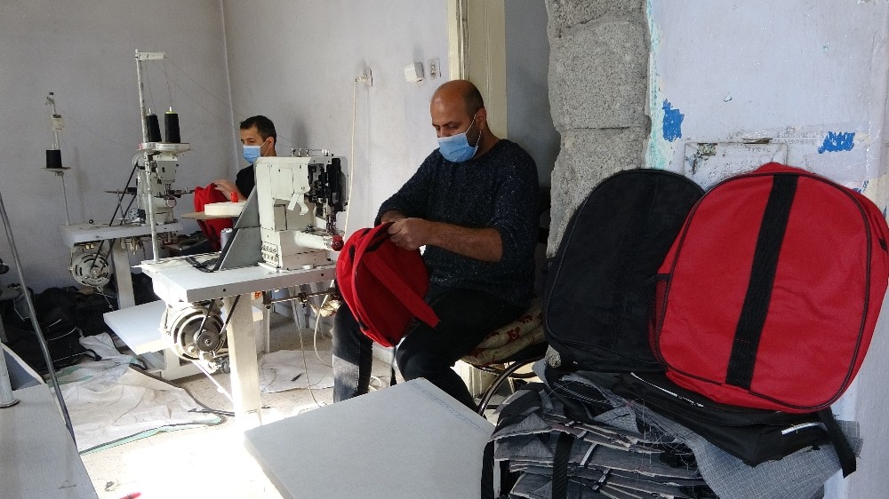 Atık malzemelerden öğrencilere geri dönüşümlü sırt çantası